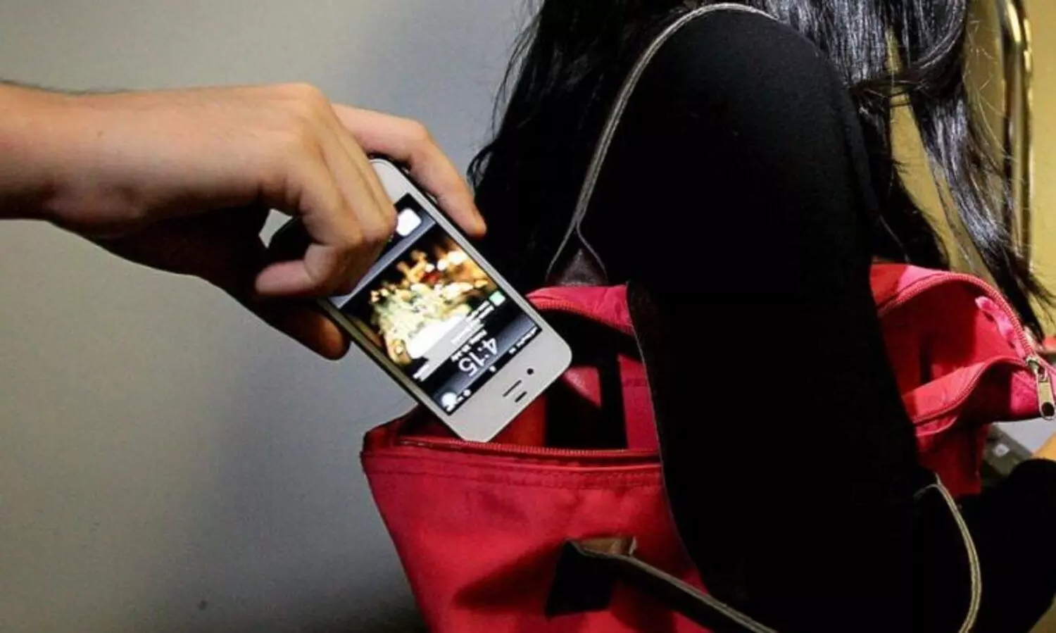 ബോ​ൾ​ഗാ​ട്ടി പാ​ല​സി​ൽ അലൻ വാക്കർ ഷോക്കിടെ 35 ഫോൺ നഷ്ടമായി