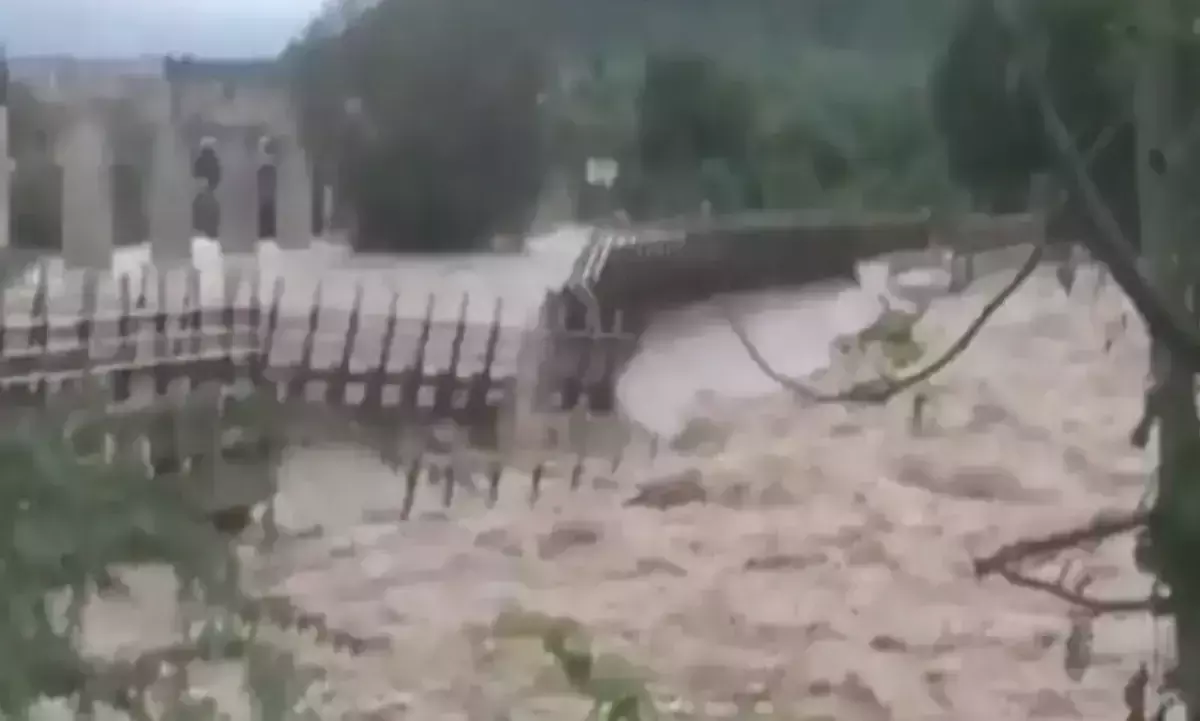 കനത്ത മഴയിൽ പാലം​ ഒലിച്ചുപോയി; വൈറലായി വിഡ​ിയോ