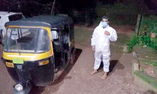 കോവിഡ് രോഗികൾക്ക് താങ്ങും തണലുമാണ് നാസറും ഓട്ടോയും