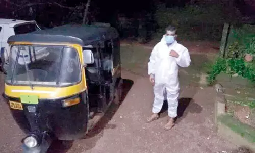 കോവിഡ് രോഗികൾക്ക് താങ്ങും തണലുമാണ് നാസറും ഓട്ടോയും