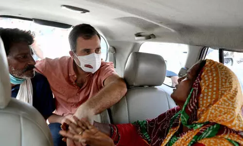 ബലാത്സംഗത്തിനിരയായി കൊല്ലപ്പെട്ട ദലിത്​ ബാലികയുടെ മാതാപിതാക്കളെ സന്ദർശിച്ച്​ രാഹുൽ ഗാന്ധി