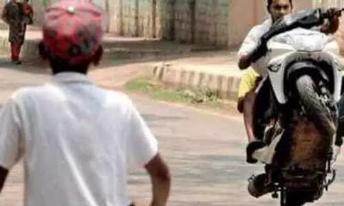 ബൈ​ക്കി​ല്‍ അ​ഭ്യാ​സം ന​ട​ത്തു​ന്ന​വ​രെ​ പിടികൂടാൻ പരിശോധന; ആദ്യ ദിനം 70 കേസുകള്‍