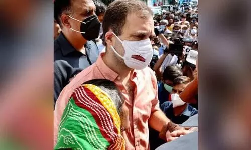 പീഡനത്തിനിരയായി കൊല്ലപ്പെട്ട ദലിത്​ ബാലികയുടെ മാതാപിതാക്കൾക്കൊപ്പമുള്ള ചിത്രം രാഹുല്‍ പങ്കുവെച്ചു; ട്വിറ്ററിന് നോട്ടീസ്