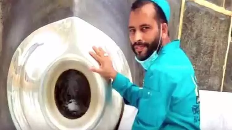 ഹജറുല് അസ്വദ് നിത്യവും തഴുകിത്തലോടി ഒരു മലയാളി ഹജറുല് അസ്വദ് നിത്യവും തഴുകിത്തലോടി ഒരു മലയാളി