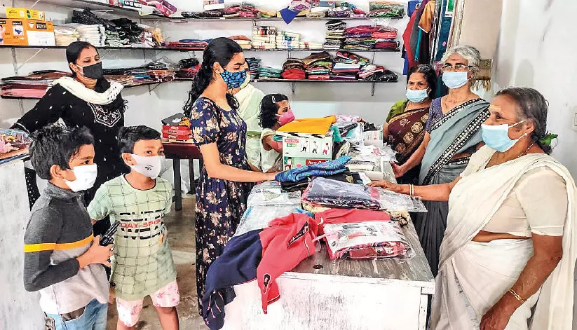 ലോക്ഡൗണിലും കച്ചവടം പൊടിപൊടിച്ച് വയോധിക കൂട്ടായ്മ ലോക്ഡൗണിലും കച്ചവടം പൊടിപൊടിച്ച് വയോധിക കൂട്ടായ്മ