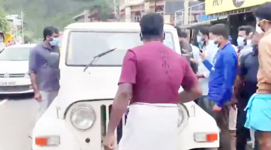 ചായകുടിച്ചതിന് പിഴ; നാട്ടുകാരുടെ പ്രതിഷേധിമറിഞ്ഞ് സെക്ടറൽ മജിസ്ട്രേറ്റ് ചായകുടിച്ചതിന് പിഴ; നാട്ടുകാരുടെ പ്രതിഷേധിമറിഞ്ഞ് സെക്ടറൽ മജിസ്ട്രേറ്റ്