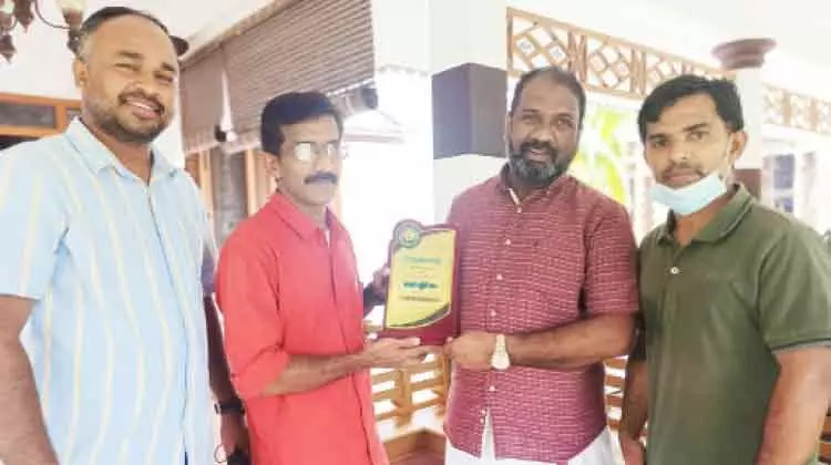 കെ.​കെ.​എം.​എ മെ​ട്രോ മെ​ഡി​ക്ക​ൽ റ​മ​ദാ​ൻ ക്വി​സ് വി​ജ​യി​ക​ളെ നാ​ട്ടി​ൽ ആ​ദ​രി​ച്ചു