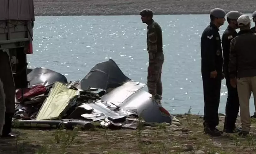 സൈനിക ഹെലികോപ്ടര് അപകടം: കാണാതായ പൈലറ്റുമാര്ക്ക് വേണ്ടി തെരച്ചില് തുടരുന്നു സൈനിക ഹെലികോപ്ടര് അപകടം: കാണാതായ പൈലറ്റുമാര്ക്ക് വേണ്ടി തെരച്ചില് തുടരുന്നു