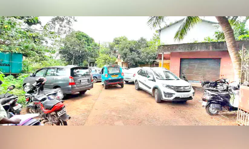 ഭൂമിയെച്ചൊല്ലി തർക്കം: പന്തളത്ത് റവന്യൂ ടവർ നിർമാണ നടപടിയുമായി വകുപ്പ് ഭൂമിയെച്ചൊല്ലി തർക്കം: പന്തളത്ത് റവന്യൂ ടവർ നിർമാണ നടപടിയുമായി വകുപ്പ്