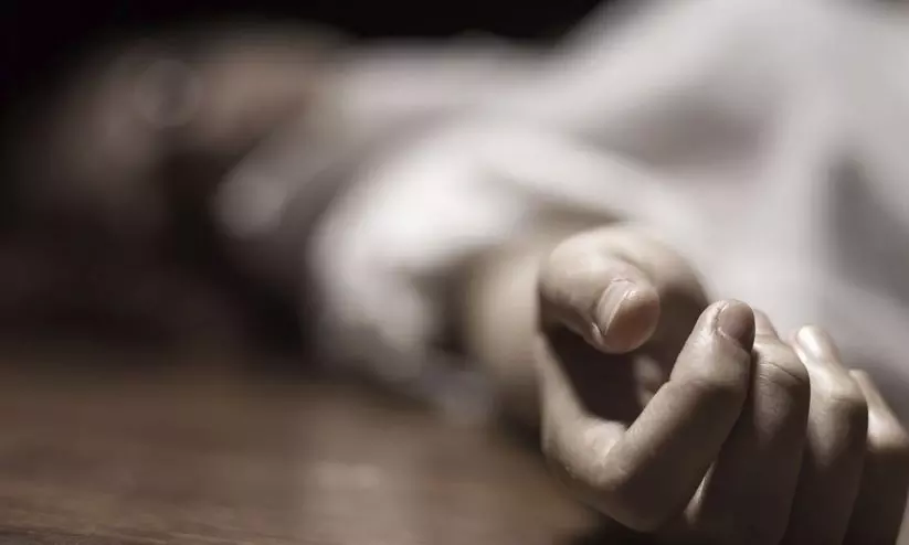 പരോളിലിറങ്ങി സ്വന്തം വീട്ടിലെത്തിയപ്പോൾ വീട്ടുകാർ സ്വീകരിച്ചില്ല; കൊലപാതക കേസിലെ പ്രതി തൂങ്ങി മരിച്ച നിലയിൽ പരോളിലിറങ്ങി സ്വന്തം വീട്ടിലെത്തിയപ്പോൾ വീട്ടുകാർ സ്വീകരിച്ചില്ല; കൊലപാതക കേസിലെ പ്രതി തൂങ്ങി മരിച്ച നിലയിൽ