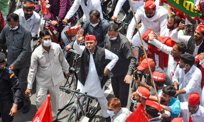 യു.പി പിടിക്കാൻ സൈക്കിളിലേറി അഖിലേഷിന്റെ പ്രചരണത്തുടക്കം യു.പി പിടിക്കാൻ സൈക്കിളിലേറി അഖിലേഷിന്റെ പ്രചരണത്തുടക്കം