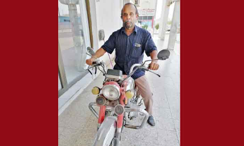 42 വർഷം പത്രവിതരണം; ഹുസൈൻ പ്രവാസത്തോട്​ വിടചൊല്ലുന്നു