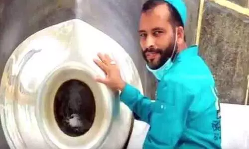 ഹജറുല് അസ്വദ് നിത്യവും തഴുകിത്തലോടി ഒരു മലയാളി ഹജറുല് അസ്വദ് നിത്യവും തഴുകിത്തലോടി ഒരു മലയാളി