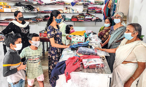 ലോ​ക്ഡൗ​ണി​ലും ക​ച്ച​വ​ടം പൊ​ടി​പൊ​ടി​ച്ച് വ​യോ​ധി​ക കൂ​ട്ടാ​യ്മ