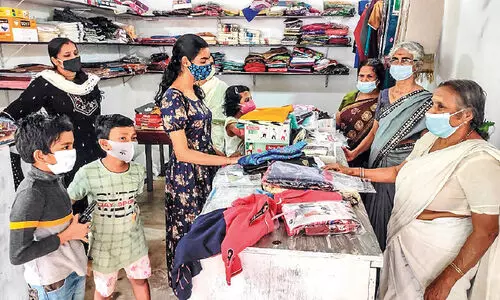 ലോ​ക്ഡൗ​ണി​ലും ക​ച്ച​വ​ടം പൊ​ടി​പൊ​ടി​ച്ച് വ​യോ​ധി​ക കൂ​ട്ടാ​യ്മ