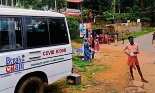 കോവിഡ് മാനദണ്ഡങ്ങൾ പാലിക്കാതെ ആദിവാസി ഊരുകൾ കയറിയിറങ്ങി സഞ്ചാരികൾ