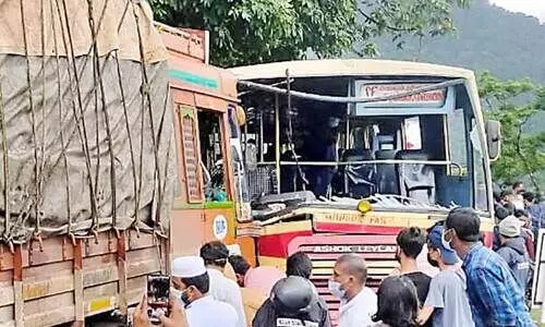 ചു​ര​ത്തി​ൽ ബ​സും ലോ​റി​യും കൂ​ട്ടി​യി​ടി​ച്ച് ഗ​താ​ഗ​തം ത​ട​സ്സ​പ്പെ​ട്ടു