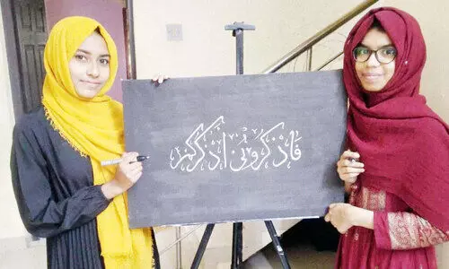 കാ​ലി​ഗ്ര​ഫി​യി​ല്‍ കൈ​കോ​ർ​ത്ത്​ അ​യി​ഷ​യും ഫാ​ത്തി​മ​യും