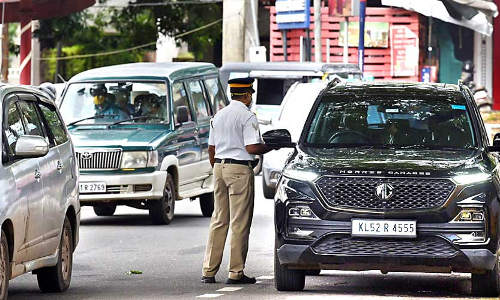 വളവിലും തിരിവിലും വാഹന പരിശോധന; നിർദേശങ്ങൾ ലംഘിച്ച്​ പൊലീസ്