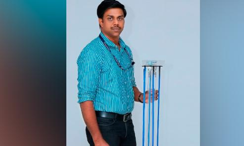 അണുനശീകരണത്തിന് അൾട്രവയലറ്റ് യന്ത്രവുമായി പൊലീസ് ഓഫിസർ