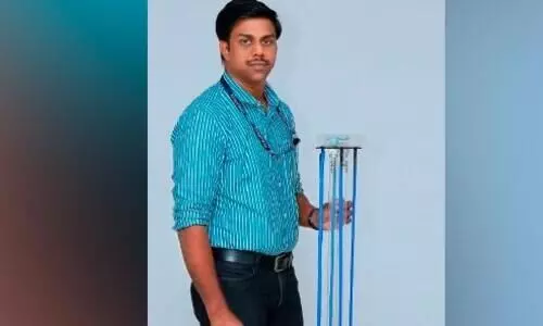 അണുനശീകരണത്തിന് അൾട്രവയലറ്റ് യന്ത്രവുമായി പൊലീസ് ഓഫിസർ