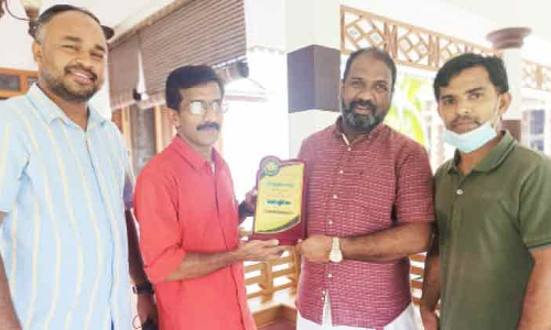 കെ.​കെ.​എം.​എ മെ​ട്രോ മെ​ഡി​ക്ക​ൽ റ​മ​ദാ​ൻ ക്വി​സ് വി​ജ​യി​ക​ളെ നാ​ട്ടി​ൽ ആ​ദ​രി​ച്ചു