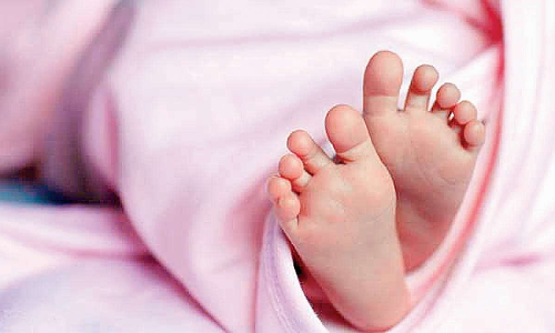 കോ​വി​ഡ് ബാ​ധി​ത പ്ര​സ​വി​ച്ച കു​ഞ്ഞും ചി​കി​ത്സ​യി​ലി​രു​ന്ന ഭ​ര്‍തൃ​മാ​താ​വും മ​രി​ച്ചു