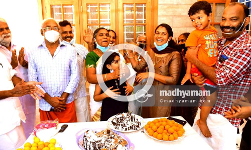 മകനെ കെട്ടിപ്പിടിച്ച് ഉമ്മ കൊടുക്കാൻ തോന്നി, സന്തോഷം പങ്കുവെച്ച് ശ്രീജേഷിൻ്റെ കുടുംബം