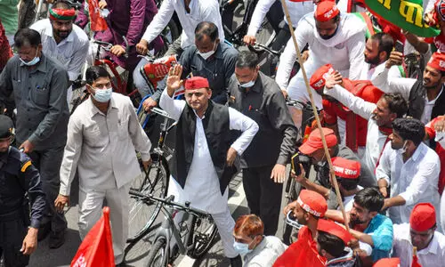 യു.പി പിടിക്കാൻ സൈക്കിളിലേറി അഖിലേഷിന്‍റെ പ്രചരണത്തുടക്കം