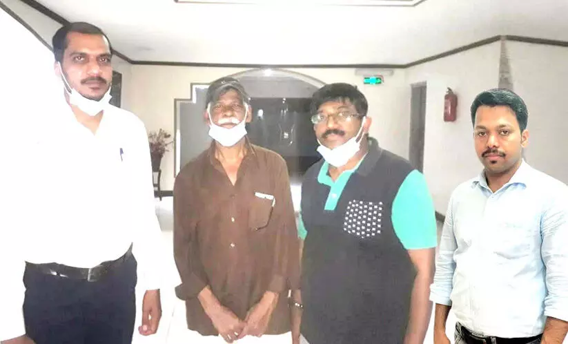 എംബസി ഉദ്യോഗസ്ഥൻ ചമഞ്ഞ് മലയാളിയുടെ തട്ടിപ്പ്: സൈനുലാബിദീന് സുമനസ്സുകൾ തുണയായി എംബസി ഉദ്യോഗസ്ഥൻ ചമഞ്ഞ് മലയാളിയുടെ തട്ടിപ്പ്: സൈനുലാബിദീന് സുമനസ്സുകൾ തുണയായി