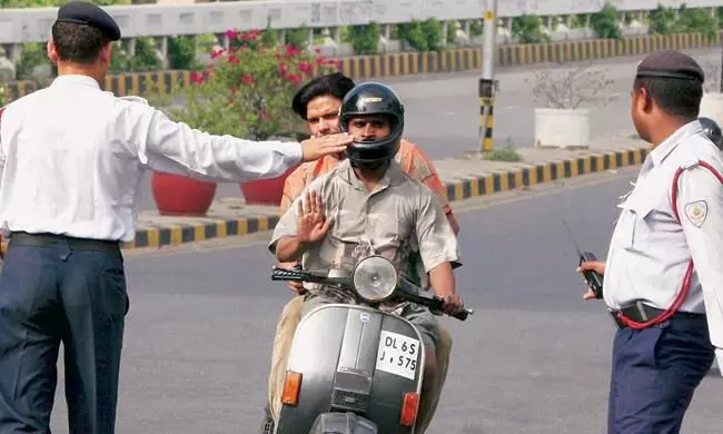 വാഹന രേഖകൾ പരിശോധിക്കാൻ വഴിയിൽ തടയരുത്; ഉത്തരവ് കർശനമാക്കി ഇന്ത്യൻ നഗരം വാഹന രേഖകൾ പരിശോധിക്കാൻ വഴിയിൽ തടയരുത്; ഉത്തരവ് കർശനമാക്കി ഇന്ത്യൻ നഗരം