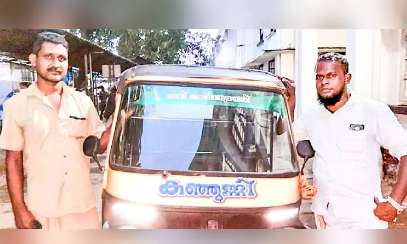 ന​ഗ​ര​മ​ധ്യ​ത്തി​ൽ ഓ​ട്ടോ​യി​ൽ യു​വ​തി​ക്ക്​ സു​ഖ​പ്ര​സ​വം