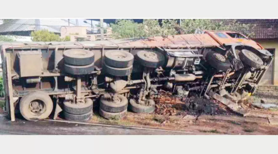 ലോറി നിയന്ത്രണംവിട്ട് മറിഞ്ഞു; ഡീസൽ ടാങ്ക് പൊട്ടി തീപടർന്നു ലോറി നിയന്ത്രണംവിട്ട് മറിഞ്ഞു; ഡീസൽ ടാങ്ക് പൊട്ടി തീപടർന്നു