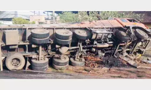 ലോറി നിയന്ത്രണംവിട്ട്​ മറിഞ്ഞു; ഡീസൽ ടാങ്ക് പൊട്ടി തീപടർന്നു