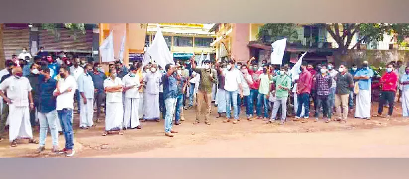 അമരമ്പലത്ത് കടകൾ തുറക്കുന്നതിനെ ചൊല്ലി വ്യാപാരികളും പൊലീസും തമ്മിൽ തർക്കം അമരമ്പലത്ത് കടകൾ തുറക്കുന്നതിനെ ചൊല്ലി വ്യാപാരികളും പൊലീസും തമ്മിൽ തർക്കം