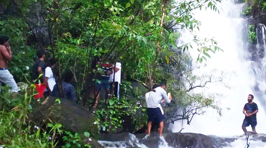 കോവിഡ് ചട്ടങ്ങൾക്ക് പുല്ലുവില; വിനോദ കേന്ദ്രങ്ങളിലേക്ക് സഞ്ചാരികളുടെ ഒഴുക്ക് കോവിഡ് ചട്ടങ്ങൾക്ക് പുല്ലുവില; വിനോദ കേന്ദ്രങ്ങളിലേക്ക് സഞ്ചാരികളുടെ ഒഴുക്ക്