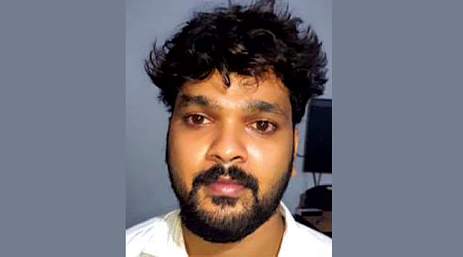 27 ലക്ഷം രൂപയുടെ കുഴല്പണം പിടികൂടി; സംശയം തോന്നാതിരിക്കാന് ഭാര്യയെ ഒപ്പം കൂട്ടി 27 ലക്ഷം രൂപയുടെ കുഴല്പണം പിടികൂടി; സംശയം തോന്നാതിരിക്കാന് ഭാര്യയെ ഒപ്പം കൂട്ടി