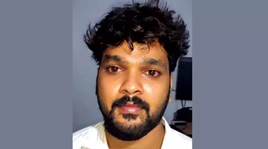 27 ലക്ഷം രൂപയുടെ കുഴല്പണം പിടികൂടി; സംശയം തോന്നാതിരിക്കാന് ഭാര്യയെ ഒപ്പം കൂട്ടി 27 ലക്ഷം രൂപയുടെ കുഴല്പണം പിടികൂടി; സംശയം തോന്നാതിരിക്കാന് ഭാര്യയെ ഒപ്പം കൂട്ടി