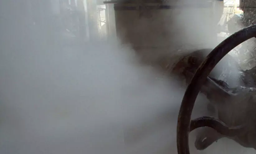 സിലിണ്ടറിൽനിന്ന് ഗ്യാസ് ചോർന്ന് ജീവനക്കാരനും വയോധിക ദമ്പതികൾക്കും പൊള്ളലേറ്റു സിലിണ്ടറിൽനിന്ന് ഗ്യാസ് ചോർന്ന് ജീവനക്കാരനും വയോധിക ദമ്പതികൾക്കും പൊള്ളലേറ്റു