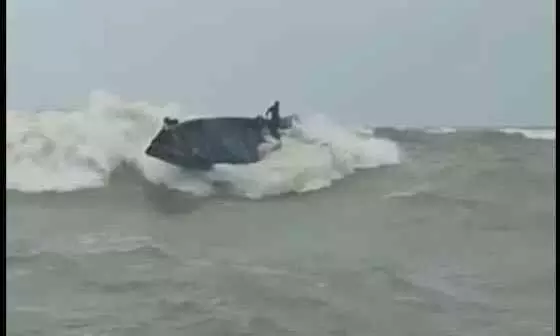 ശക്തമായ തിരയിൽ പൊന്നാനി അഴിമുഖത്ത് ഫൈബർ വള്ളം മറിഞ്ഞു ശക്തമായ തിരയിൽ പൊന്നാനി അഴിമുഖത്ത് ഫൈബർ വള്ളം മറിഞ്ഞു