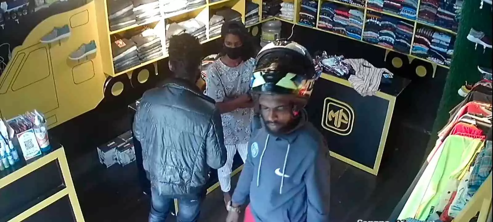 പട്ടാപ്പകൽ തുണിക്കടയിൽ മോഷണം