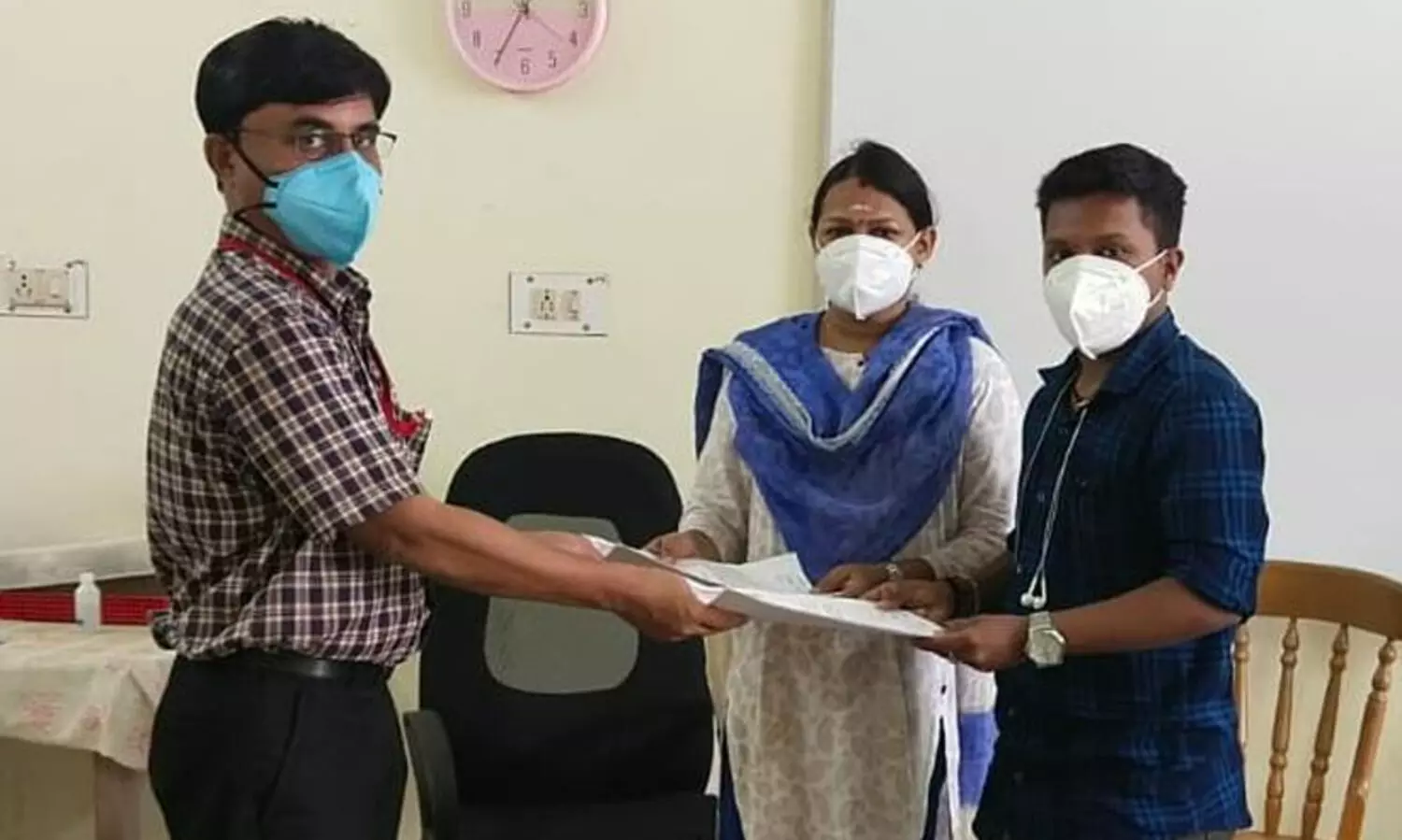 അവയവദാന സമ്മത പത്രം സമർപിക്കുന്ന ആദ്യ ട്രാൻസ്ജെൻഡർ ദമ്പതികളായി ഋത്വികും തൃപ്തിയും; മൃതദേഹം പഠനത്തിന്​ ന​ൽകും