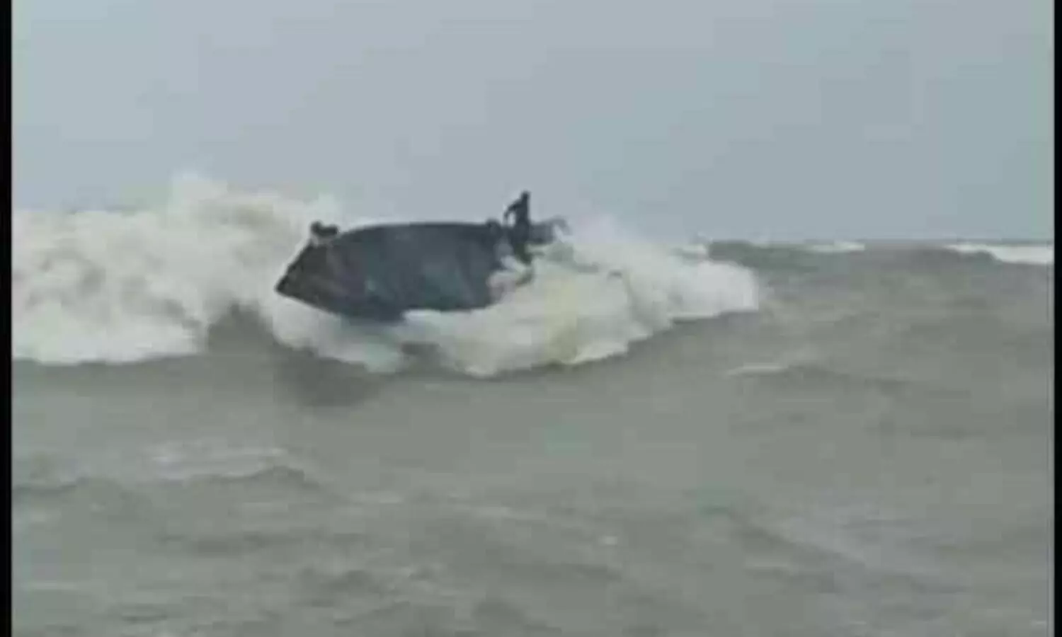 ശക്തമായ തിരയിൽ പൊന്നാനി അഴിമുഖത്ത് ഫൈബർ വള്ളം മറിഞ്ഞു