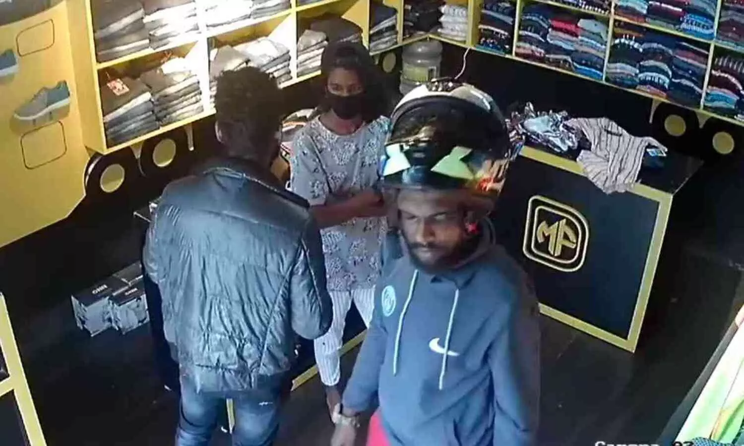 പട്ടാപ്പകൽ തുണിക്കടയിൽ മോഷണം