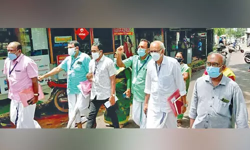 വ​ള്ളി​ക്കു​ന്ന് ഗ്രാ​മ​പ​ഞ്ചാ​യ​ത്ത് ഭ​ര​ണ​സ​മി​തി യോ​ഗം യു.​ഡി.​എ​ഫ് അം​ഗ​ങ്ങ​ള്‍ ഇ​റ​ങ്ങി​പ്പോ​യി