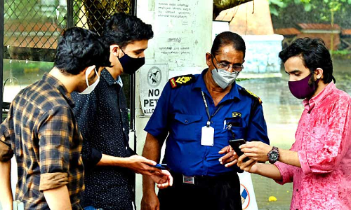 സ​രോ​വ​രം തു​റ​ന്നു: മാ​നാ​ഞ്ചി​റ സ്​​ക്വ​യ​ർ തു​റ​ക്കു​ന്ന​ത്​ സം​ബ​ന്ധി​ച്ച്​ തീ​രു​മാ​ന​മാ​യി​ല്ല