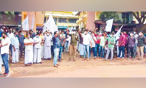 അമരമ്പലത്ത് കടകൾ തുറക്കുന്നതിനെ ചൊല്ലി വ്യാപാരികളും പൊലീസും തമ്മിൽ തർക്കം