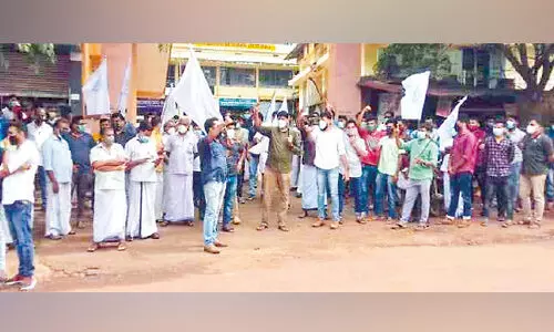 അമരമ്പലത്ത് കടകൾ തുറക്കുന്നതിനെ ചൊല്ലി വ്യാപാരികളും പൊലീസും തമ്മിൽ തർക്കം