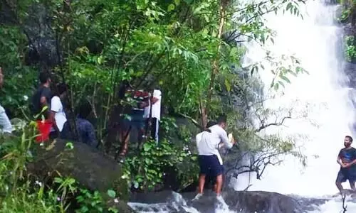 കോവിഡ്​ ചട്ടങ്ങൾക്ക്​ പുല്ലുവില; വിനോദ കേന്ദ്രങ്ങളിലേക്ക് സഞ്ചാരികളുടെ ഒഴുക്ക്