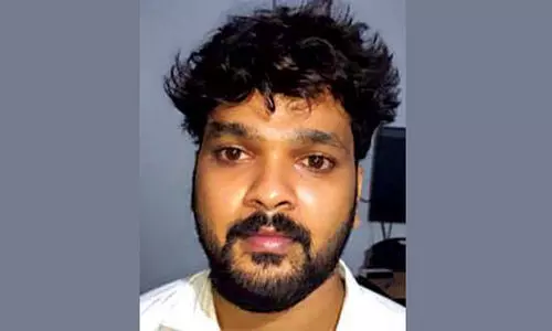 27 ലക്ഷം രൂപയുടെ കുഴല്‍പണം പിടികൂടി; സം​ശ​യം തോ​ന്നാ​തി​രി​ക്കാ​ന്‍ ഭാ​ര്യ​യെ ഒ​പ്പം കൂ​ട്ടി​